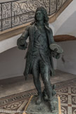 <center></center>Musée Hyacinthe Rigaud. <br> Gabriel Faraill
(Saint-Marsal, 1837 - Paris, 1892)
Hyacinthe Rigaud
Vers 1889
Plâtre de fonte patiné
Cette statue fut érigée sur la Promenade dans le cadre de l’Exposition de Perpignan de 1890, avant son installation définitive sur la place Rigaud.
La statue en bronze fut fondue en 1942, pendant l’occupation de Perpignan, et remplacée en 1959 par une création de Roger Maureso, encore visible de nos jours.
La facture académique de l’œuvre donne toute sa prestance au peintre. Le vêtement, la fierté de la pose, l’assurance de l’attitude dressent le portrait d’un peintre à la cour du roi de France.