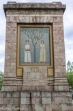 <center>Monument aux morts</center>Fresque en mosaïque représentant l'Abondance et la Paix.
