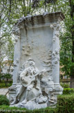 <center>Square Bir Hakeim</center>Montanyes regalades son les del Canigo... Sculpteur : Raymond Sudre, 1910.