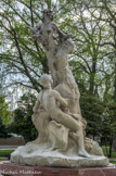 <center>Square Bir Hakeim</center>Fontaine Belloc. Le groupe représente une femme debout sur un rocher (Le Printemps) et au-dessous d’elle un personnage assis qui la contemple (Bacchus). Dans un mouvement gracieux, la jeune fille s’élance dans les vignes tandis que le dieu Bacchus tend vers elle son thyrse
