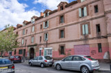 <center>Une caserne de Vauban. </center>A la fin du 14e siècle le puig était habité. Des joutes ou tournois s'y déroulèrent au 16e. Pendant le siège de Perpignan de 1642, de nombreuses maisons furent ruinées ce qui permit le dégagement d'une place et la construction d'une caserne selon un plan-type de Vauban.