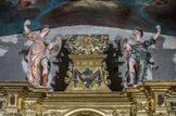 <center>Eglise Saint Jacques</center>Sur l'entablement on trouve un médaillon sur un piedestal avec deux anges porteurs de flambeau.