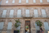 <center>Ancien évêché</center>L’ordonnancement en est strictement symétrique, avec une travée centrale marquant le porche, et de chaque côté trois fenêtre à mascaron, et un balcon à l’étage principal.