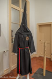 <center>Ancien évêché</center>La marche des pénitents de la Sanch, appelés caparutxes du nom de leur coiffe conique et de leur tenue, est ouverte par un personnage vêtu de rouge, le régidor, porteur d'une cloche de fer qui rythme la marche du cortège. Lui succèdent les pénitents noirs, portant les 