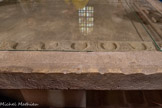 <center>Eglise Romane Saint-André</center>La table d'autel. La surface a son pourtour orné de lobes réguliers et d'un périmètre d'entrelacs gravés. 11e siècle.