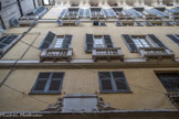 Palazzo di Paolo Spinola (XIII secolo), nom acctuel :  palais de Gio. Batta Grimaldi. Il fut édifié en 1610. Il a conservé le système atrium-escalier des palais nobles. Après le doge Pier Francesco Grimaldi (1773-1775), il passa dans les mains des Pratolongo, des Brignole, des Cattaneo di Belforte. Il rests des fresques attribuées à Lorenzo de Ferrari.