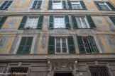 Palazzo de Pietro Spinola (XVI siècle). Piazza Pellicceria, 3. Il fut inscrit  à trois des cinq rolli connus, dans les années 1588 (bussolo III), 1599 (bussolo III), 1614 (bussolo II),  sous le nom de Pietro Spinola. La façade  est décorée de peinture à quadratura sans silhouette. Elle est embellie par un portail en marbre avec une guilande de feuiles de vigne et de grappes de raisin et un dessus de porte avec St Georges terrassant le dragon.