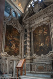 La basilique Santissima Annunziata del Vastato. Chapelle de Saint Louis, roi de France. A gauche, Saint Louis et les pestiférés, Claude François Beaumont (Turin 1694-1766). Sur l'autel, Saint Louis Vénérant la Croix, Giovanni Bernardo Carbone (Gênes 1614-1683), les révêtements en marbre, les Anges sont d'un sculpteur inconnu et de Honoré Pelle (Marseille 1641-Gênes 1718).