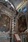 La basilique Santissima Annunziata del Vastato. Chapelle de Saint Louis, roi de France.  Sur l'autel, Saint Louis Vénérant la Croix, Giovanni Bernardo Carbone (Gênes 1614-1683), les révêtements en marbre, les Anges sont d'un sculpteur inconnu et de Honoré Pelle (Marseille 1641-Gênes 1718). A droite, Bienfaisance de saint Louis, Claude François Beaumont.