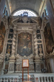 La basilique Santissima Annunziata del Vastato. Chapelle de Saint Louis, roi de France.  Sur l'autel, Saint Louis Vénérant la Croix, Giovanni Bernardo Carbone (Gênes 1614-1683), les révêtements en marbre, les Anges sont d'un sculpteur inconnu et de Honoré Pelle (Marseille 1641-Gênes 1718).