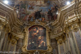 Oratoire de Saint Philippe Neri. Sur la tribune, un retable de l’artiste flamand Simon Dubois (1632—1708) représente Saint Philippe Neri devant la Vierge. Sur la voûte de l’abside, Saint Philippe Neri qui s’adresse à ses frères.