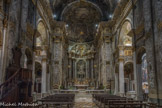 Eglise de San Filippo Neri. Le financement de la construction du complexe de San Filippo provient de l'héritage du noble génois Camillo Pallavicini, un père philippin, décédé à 1644 à Palerme. Il a permis de fonder une congrégation à Gênes, le 1er juillet 1645. Décimée par la peste en 1656-1657, la communauté fut reconstruite en 1659 et transférée via Lomellini, dans un bâtiment acheté par la famille Lomellini dans lequel avait vécu Sainte Caterina Fieschi , où ils avaient initialement construit une petite église. La construction du complexe actuel, dont l'église est l'exemple le plus important d'architecture baroque tardive à Gênes, a commencé en 1674. Le projet est attribué à Pietro Antonio Corradi . Les travaux ont été achevés en 1712, bien que la façade n'ait été construite qu'en 1738. L'intérieur, composé d'une seule nef avec une haute voûte en berceau et quatre chapelles latérales, est décoré de fresques , dans un style baroque génois tardif. Le sol avec des incrustations de marbre précieux multicolore a été exécuté en 1737.