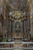 Eglise de San Filippo Neri. Au sommet du retable, dans le tympan curviligne, en marbre blanc, la colombe du Saint-Esprit, entre chérubins et allégories féminines sur les côtés, Mansuétude et Oraison attribuées au Génois Giacomo Antonio Ponsonelli .