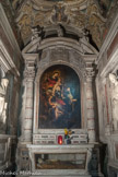 Église Santa Maria di Castello. Chapelle de sainte Rose de Lima. A gauche, statue de Sainte Catherine de Sienne et à droite, celle du Bienheureux Giacamo de Varazze, de Taddeo Carlone et Battista Baguti. La toile représente La Vierge qui présente l'Enfant à Sainte Rose de Lima, 1673, Domenico Piola.