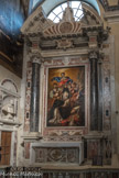 Église Santa Maria di Castello. Chapelle de Saint Dominique. Refaite en 1654, l'autel est en marbre polychrome, avec des colonnes en pophyre et des corniches en rouge de France. La toile est placée dans un autel en marbre polychrome de la première moitié du XVIIe siècle. Il représente le miracle de Soriano : dans cette ville calabraise, la Vierge Marie et les saints Marie-Madeleine et Catherine d'Alexandrie seraient apparus en 1530 à un membre du clergé dominicain livrant une image de saint Dominique à placer dans le couvent nouvellement construit. Gio Battista Castigliano, dit il Grechetto, 1654. En haut, statue de Saint Dominique, de Taddeo Carlone et Battista Baguti.