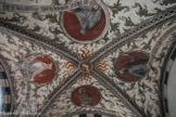 Église Santa Maria di Castello. Loggia de l'Annonciation. Croisillon de l'Agnus Dei et des Prophètes, XVe siècle. En observant les médaillons sculptés au centre des croisillons, on notera les progressives représentations du Messie : Fils de Marie, Agneau de Dieu, Sauveur du monde, Homme des douleurs, pour atteindre son apogée dans le croisillon central qui porte le monogramme de Jésus, symbole de la Parole de Dieu enfin révélée aux hommes.