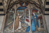 Église Santa Maria di Castello. Annonciation de Giusto d'Alemagna (Giusto di Ravensburg, 1451 et 1452). Il s’agit de l’une des œuvres les plus intéressantes du gothique international, manifeste d’un goût éclectique et d’une interprétation plus libre et plus tolérante des Saintes Écritures, caractéristiques de l’Europe du Nord. Conformément à la tradition flamande, chaque détail a une clarification symbolique qui doit être lue à la lumière de l’Apocryphe Protovangelo di Giacomo. L'espace architectural dans lequel se déroule l'Annonciation est entièrement italien et a été identifié au palais d'Albaro dei Grimaldi-Oliva, commissaires aux travaux.