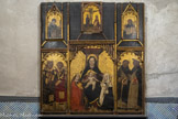 Église Santa Maria di Castello. La chapelle de  Sainte Catherine comporte un polyptyque d'un maître lombard anonyme du XVe siècle av. J.-C., le Maitre des yeux baissés