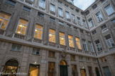 Palais Marcantonio Giustiniani. L’aspect unitaire du bâtiment est dû à une série d’interventions que la famille Giustiniani , en particulier de Marcantonio, réalise entre le XVIIe et le XVIIIe siècle avec l’achat et la fusion de l’aile nord de Filippo Scaglia. C'est sur la façade de ce dernier que l'on peut encore voir un bas-relief avec le lion de San Marco, rapporté de Pula en 1380 après la dernière défaite de la République de Venise , pendant la guerre de Chioggia. Sur la place, agrandie, surélevée de quelques marches au XVe siècle et fermée par des petits murs bas pour marquer les limites de la propriété de la famille, donnent deux étages nobles , signe de la présence de deux lignes de succession.

Si la structure médiévale est encore lisible dans les assises en pierre du sous-sol, les façades, l'atrium et le portail extérieur, surmonté du blason de la famille, sont clairement du XVIIe, ainsi que les portails intérieurs, œuvres des maîtres Bartolomeo Spazio.et Daniele Solaro .