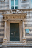Palais Agostino et Giacomo Salvago. Construit en 1532 pour Agostino et Giacomo Salvago sur le site de la curie médiévale de la famille Stregiaporco et sur le site de la 1414 Gabella attribué à Marco Salvago, le palais est le siège représentatif de l'hôtel jusqu'en 1637