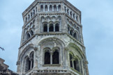 L'église San Donato. Son campanile octogonal (le terme plus approprié serait torre nolare, typique du style archaïque), orné de frises en dents de scie, décoré de bandes lombardes présente un double étage de fenêtres géminées et trilobées, couronné par une troisième rangée d'arcatures ajoutée durant les travaux de restauration d'Alfredo d'Andrade à la fin du XIXe siècle.