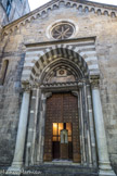 L'église San Donato La façade actuelle n'est pas celle d'origine ; elle a été modifiée par deux restaurations en 1888 - effectuée par Alfredo D'Andrade à la fin de laquelle eut lieu une seconde consécration – et en 1925, qui ajoutèrent la rosace et l'avant-portail et éliminèrent les enduits successifs du XVIe siècle. Originaux sont au contraire, le portail ébrasé et l'architrave romaine.