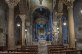 L'église San Donato. L'intérieur présente un plan basilical à trois nefs, chacune avec sa propre abside, séparées par douze colonnes dont la typologie indique les différentes phases de la construction : six romaines monolithiques en granit et six autres à bandes blanches et noires avec des chapiteaux romans.