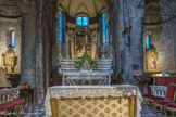 L'église San Donato. L'autel avec un cricifix en céramique, XVIIIe siècle. Derrière, toile qui représente Saint Donat.