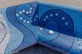 <center>Le banc </center>Association Viv 'Arthe et Paola. Dans les ronds blancs, des prénoms avec un coeur.