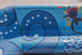 <center>Le banc</center>Association Viv 'Arthe et Paola. Dans les ronds blancs, des prénoms avec un coeur.
