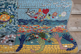 <center>Le banc</center>Secours Populaire Français, 13, 2022. Copains du monde..