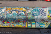 <center>Le banc </center>On est tous des enfants de Marseille. Cécile, Jeanne, Félix. <br> Bancs Ulule, Ecole Bois Le Maître, 13012, 2019. Castaner. Les petits poissons portent les noms de élèves.