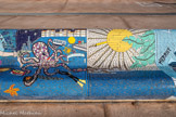 <center>Le banc </center>Famille Magalon, 2024. <br> Casals - Luiu Sanchez, septembre 2024. Plage des Catalans.