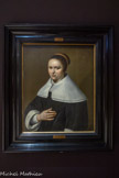 <center>Portrait de femme</center>Jan Van Bylert.
Utrecht, 1597 ou 1598 – 1671. Tout laisse à penser que ces deux toiles en pendant sont ceux d'époux. Si l’éclairage franc et le fond neutre conservent une empreinte du caravagisme, la finesse de la matière, la pose toute en retenue, la sobriété des vêtements renvoient aux caractéristiques du portrait hollandais. L'austérité générale et le cadrage à mi-corps renforcent le sentiment de rigueur protestante : les portraits en pied, commises signes de richesse trop manifestes, étant alors perçus comme des démonstrations de vanité.