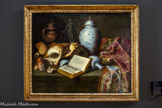 <center>Nature morte au vase de Chine</center>Meiffren Conte.
Marseille, vers 1630 – vers 1705.
Huile sur toile. Ici le vase chinois en porcelaine bleue et blanche de Jingdezhen, les coquillages exotiques, l’atlas ouvert, évoquent le monde du voyage et de l'Orient.
La sobriété de l'arrière-plan, la rusticité de la table sur laquelle sont disposés les objets pourraient évoquer l'intérieur d'une cabine de bateau.