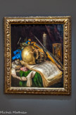 <center>Vanité.</center>Simon Renard de Saint-André.
Paris, 1613-1677.
Huile sur toile.
Peintres de natures mortes et portraitiste, Renard de Saint-André est surtout célèbre pour ses « vanités ». Il est membre de l’Académie Royale de peinture et de sculpture à partir de 1663.
Dès la moitié du XVIIe siècle, le thème de la vanité fut remarquablement et souvent représenté. En peinture, le terme de vanité désigne un groupe d'objets de la nature et des activités humaines ayant chacune valeur de symbole et exaltant le triomphe de la mort.
Dans la Vanité de Renard de Saint-André, le coquillage, alors rareté exotique, représente la richesse et l'enveloppe dont toute vie s'est retirée. L'instrument et le livre de musique symbolisent les plaisirs des sens, les lauriers : les honneurs. La bougie consumée, le crâne et le sablier sont là pour rappeler au spectateur, que quels que soient sa richesse, sa puissance, le temps s'écoule est conduit inexorablement vers la mort.
