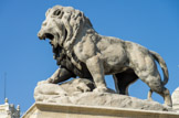 <center>Portail d'entrée.</center>A droite, un lion tuant un sanglier. Antoine-Louis BARYE. Paris. 1795-1875.