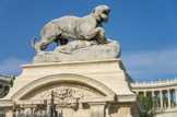 <center>Portail d'entrée.</center>A gauche, un tigre avec une biche. Antoine-Louis BARYE. Paris. 1795-1875.