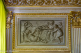 <center></center><center>Le salon doré.</center> Les grisailles placées au-dessus des portes sont également de Chaix et, à la manière des bas-reliefs sculptés, montrent des putti joueurs.