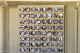 <center></center><center>Vestibule du premier étage.</center> Vaisselier de Magdalena Gerber. Les 64 assiettes imprimées, regravées et dorées évoquent la vie actuelle de la Bastille.