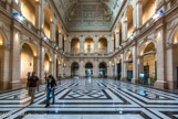 <center>La chambre de commerce.</center>Le grand hall d'exposition de 1120 m², richement pavé de marbre noir et blanc, fourni par Jules Cantini, est entouré par deux niveaux d'arcades, six  à l'est et à l'ouest, trois au sud et au nord, aux pilastres doriques à chapiteaux.