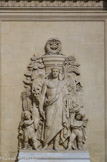<center>La chambre de commerce.</center>En dessous, l'allégorie du commerce sculptée par Eugène Guillaume.