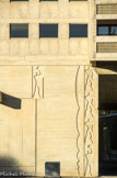 <center>La Cité Radieuse.</center> La façade du hall d'entrée avec ses 6 silhouettes, bras levé (2,26 m) ou bras baissé (1,83 m), empreintes en creux de 5 cm d'épaisseur.
