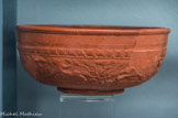 <center>EPOQUE ROMAINE (30 av. J.-C, 4e ap. J.-C.)</center>22 Bol céramique sigillée décorée, forme Drag 37, ler-2e ap. J.-C.