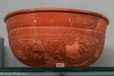 <center>EPOQUE ROMAINE (30 av. J.-C, 4e ap. J.-C.)</center>26 Bol céramique sigillée décorée, forme 37, ler-2e ap. J.-C.