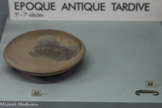 <center></center>Epoque tardive (Ve - VIIe s ap. J.C.). 47 Coupelle céramique estamppée grise. <br> Epoque médiévale. 49 Agrafe en bronze à double crochet. VI-VIIe s. (haut Moyen-Age)