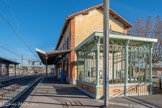<center>L'Estaque : la gare.</center>Le bâtiment principal a été construit entre 1848 et 1851. L'architecture de la gare est remarquable pour ses constructions annexes (abris) aux structures métalliques, édifiées à la fin des années 1920 dans le style Art déco.