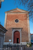 <center>L'Estaque : L'église Saint-Pierre-ès-Liens. </center>La façade de style classique est en briques apparentes ocres, avec chaînages et corniches en pierre de taille. Le fronton est surmonté de la croix camarguaise.