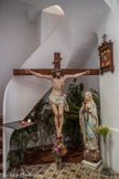 <center>L'Estaque : L'église Saint-Pierre-ès-Liens. </center>Le Christ en Croix, avec une statue de ND de Lourdes.