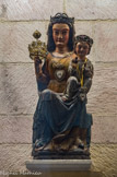 <center>Notre-Dame de la Galline</center>La statue de style roman en bois coloré représente la Vierge à l'Enfant, assise, avec l'enfant Jésus bénissant de la main droite et tenant la galline sur son bras gauche. La poule est ici symbole de protection, abritant et rappelant ses poussins dans le danger. Cette statue était portée en procession lors d'un pèlerinage traditionnel, au cours duquel on priait Marie pour que la pluie tombe. Cette statue a été installée vers 1430. Les couronnes métallliques sont ornées de verres taillés (verres blancs pour la couronne de la Vierge, verres multicolores pour celle de l'Enfant). La statue a été restaurée en 1938 par Auguste Carli, sculpteur, qui en a modifié la physionomie.